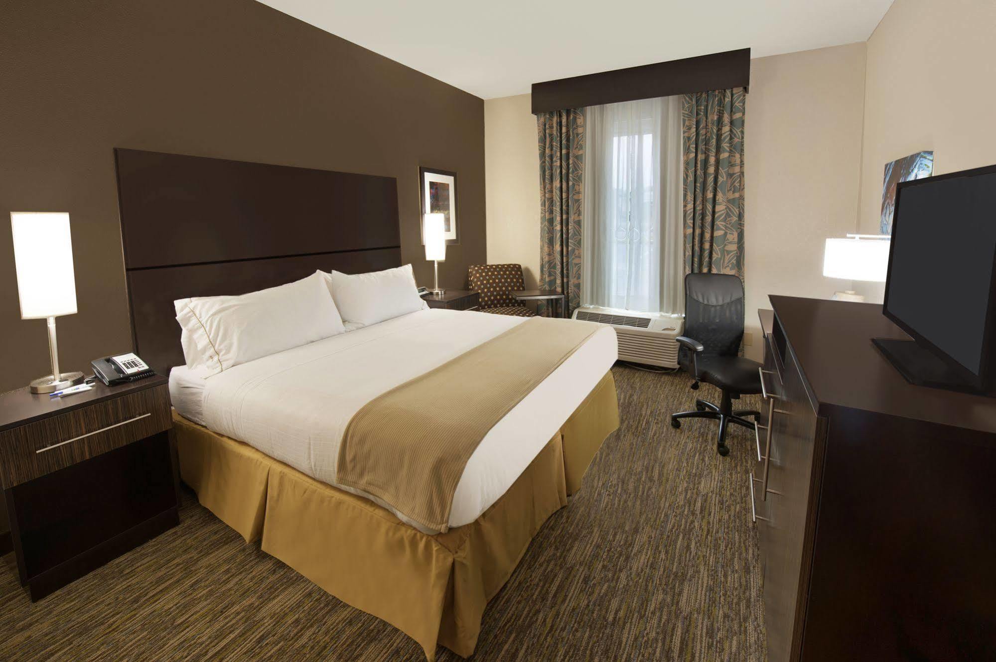 Holiday Inn Express Fredericksburg - Southpoint By Ihg Εξωτερικό φωτογραφία